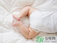 寶寶發(fā)燒是用熱毛巾還是冷毛巾敷？寶寶發(fā)燒用什么毛巾敷？