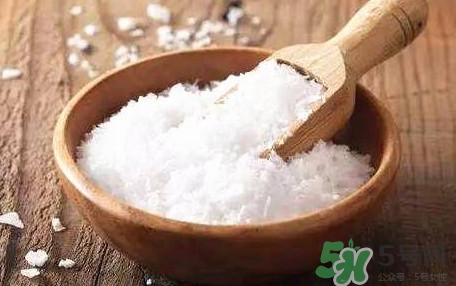 食鹽發(fā)藍(lán)怎么回事？食鹽中一般會(huì)添加什么食品添加劑