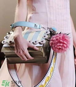 fendi小菠蘿毛球掛件多少錢？芬迪菠蘿毛球價格