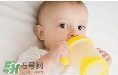 母乳寶寶要比喂奶粉的寶寶體質(zhì)好嗎 母乳比奶粉營養(yǎng)嗎？