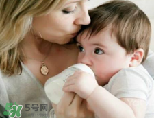母乳寶寶要比喂奶粉的寶寶體質(zhì)好嗎 母乳比奶粉營養(yǎng)嗎？