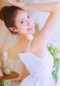 化完妝臉上出油是什么原因？化完妝臉上出油怎么辦？
