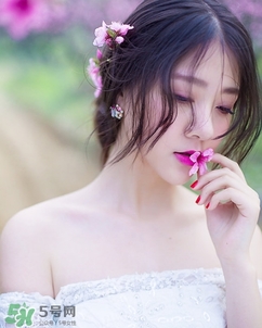 化完妝臉上出油是什么原因？化完妝臉上出油怎么辦？