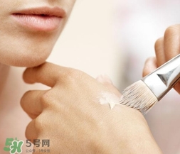 化妝后臉癢是怎么回事？化妝后臉癢怎么辦？