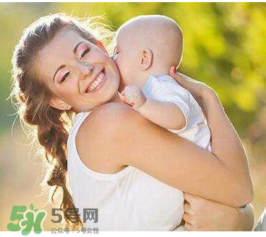 孕婦洗頭可以用護(hù)發(fā)素嗎？孕婦洗頭要不要用護(hù)發(fā)素？