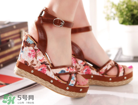 夏天穿涼鞋腳出汗怎么辦？夏天穿涼鞋腳臭怎么辦？
