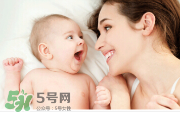 母乳喂養(yǎng)胸部一大一小怎么辦？母乳喂養(yǎng)會導(dǎo)致胸不對稱嗎？