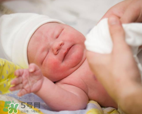 母乳喂養(yǎng)胸會(huì)變大嗎？母乳喂養(yǎng)后胸部的變化
