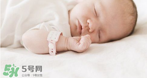 新生兒能用母乳洗臉嗎？新生兒能用母乳擦臉嗎？