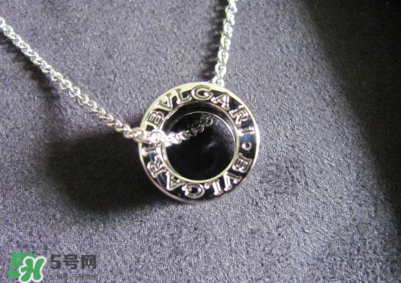 寶格麗小紅人項(xiàng)鏈?zhǔn)鞘裁床馁|(zhì)？寶格麗小紅人項(xiàng)鏈材質(zhì)介紹