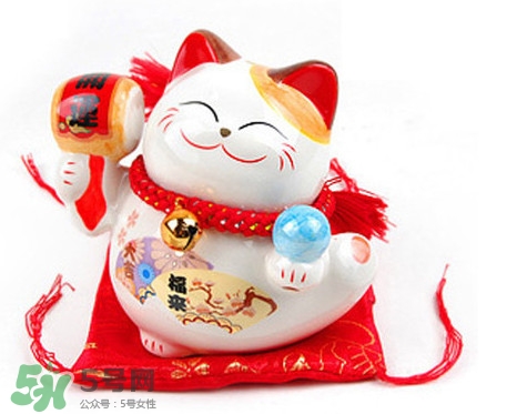 招財(cái)貓有什么講究？招財(cái)貓左手招什么右手招什么？