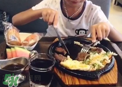 牛排是左手拿刀還是右手？吃牛排的正確方法