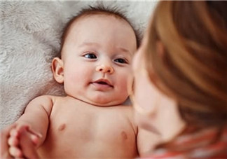 母乳喂養(yǎng)胸部一大一小怎么辦？母乳喂養(yǎng)會(huì)導(dǎo)致胸不對(duì)稱嗎？