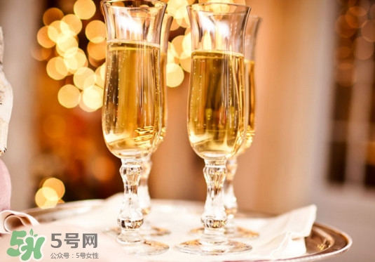 香檳是什么做成的？香檳有甜味的嗎