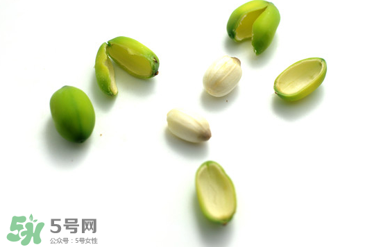 蓮蓬子中間的芯能吃嗎？蓮蓬子的功效與作用