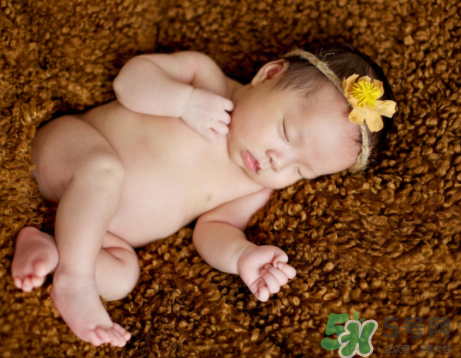 新生兒吃母乳一次吃多久？新生兒吃母乳一次十分鐘正常嗎？