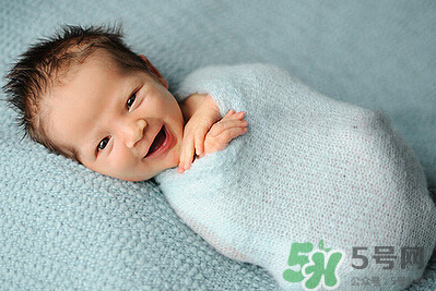 新生兒吃母乳一次吃多久？新生兒吃母乳一次十分鐘正常嗎？