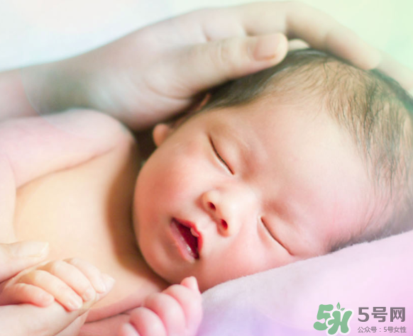 新生兒吃母乳一次吃多久？新生兒吃母乳一次十分鐘正常嗎？
