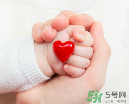 新生兒吃母乳需要喝水嗎？新生兒需不需要要喝水？
