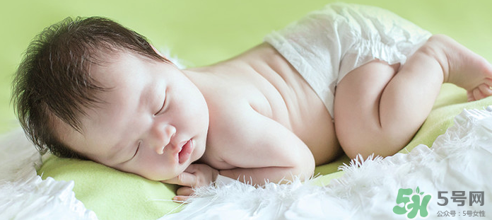 新生兒吃母乳需要喝水嗎？新生兒需不需要要喝水？