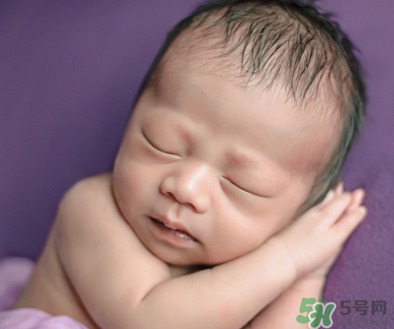 新生兒吃母乳拉稀是怎么回事？新生兒吃母乳拉稀怎么辦？