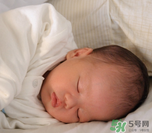 新生兒吃母乳拉稀是怎么回事？新生兒吃母乳拉稀怎么辦？