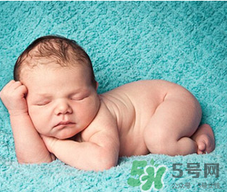 新生兒吃母乳拉奶瓣是怎么回事？新生兒吃母乳會拉奶瓣嗎？