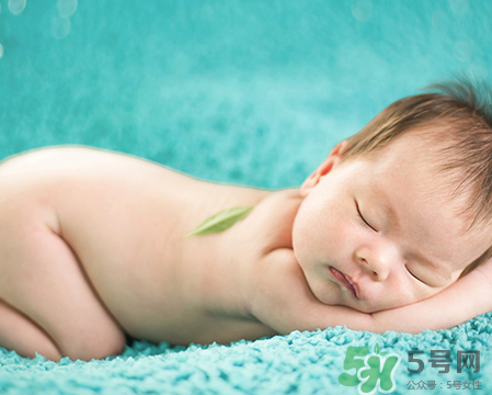 新生兒吃母乳拉奶瓣是怎么回事？新生兒吃母乳會拉奶瓣嗎？