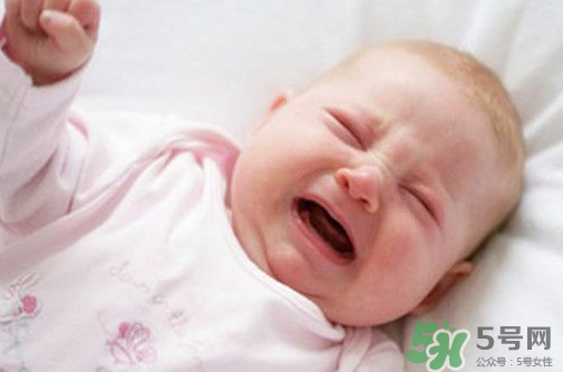 新生兒吃母乳拉奶瓣是怎么回事？新生兒吃母乳會拉奶瓣嗎？