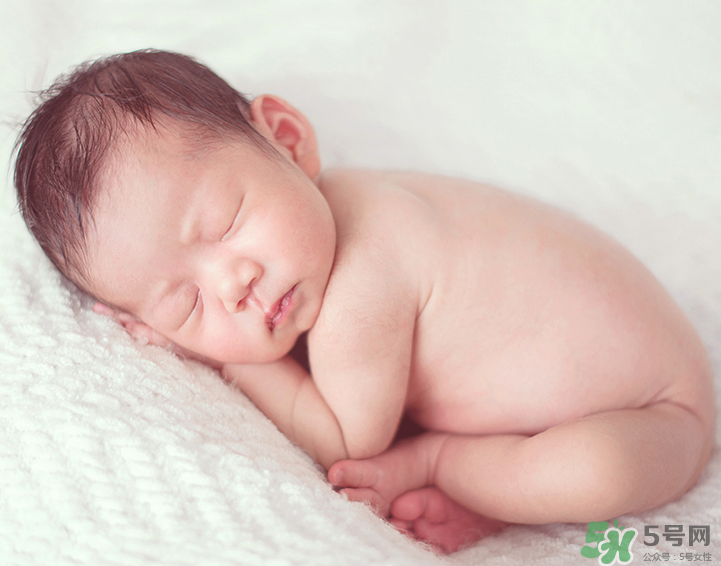 新生兒吃母乳拉奶瓣是怎么回事？新生兒吃母乳會拉奶瓣嗎？