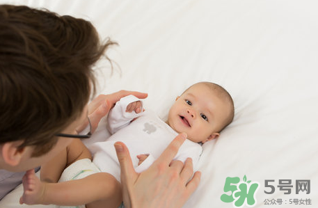 新生兒吃母乳放屁拉稀正常嗎？新生兒吃母乳拉黃水正常嗎？
