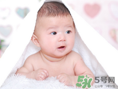 新生兒吃母乳放屁拉稀正常嗎？新生兒吃母乳拉黃水正常嗎？