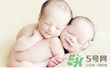 新生兒吃母乳放屁拉稀正常嗎？新生兒吃母乳拉黃水正常嗎？