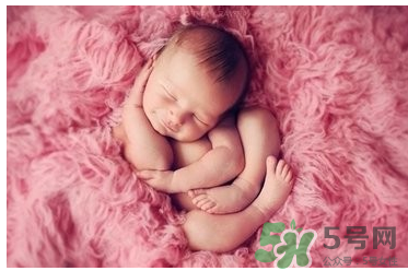 新生兒一月長(zhǎng)幾斤正常？新生兒一月長(zhǎng)多少厘米？