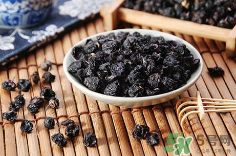 黑枸杞能和蜂蜜一起喝嗎？蜂蜜可以和黑枸杞一起喝嗎