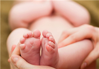 新生兒吃母乳拉奶瓣是怎么回事？新生兒吃母乳會(huì)拉奶瓣嗎？