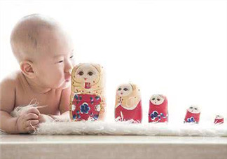 新生兒吃母乳放屁拉稀正常嗎？新生兒吃母乳拉黃水正常嗎？