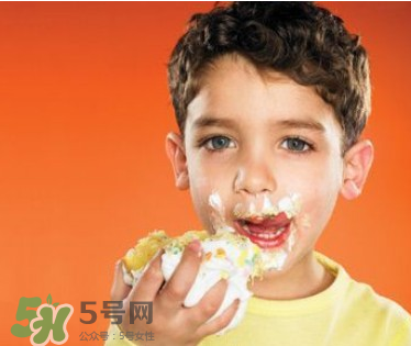 寶寶愛吃甜食智力會下降嗎？兒童愛吃糖會影響智力嗎？