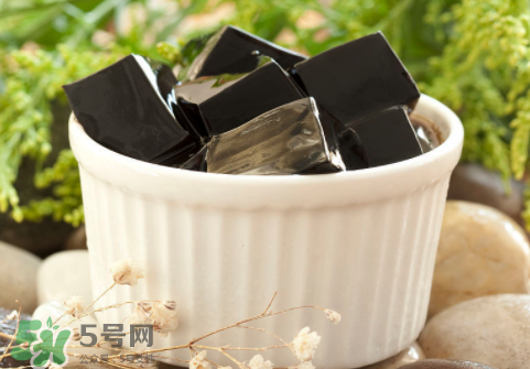 龜苓膏是烏龜做的嗎？龜苓膏是什么做的？