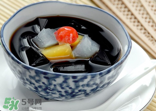 龜苓膏是烏龜做的嗎？龜苓膏是什么做的？