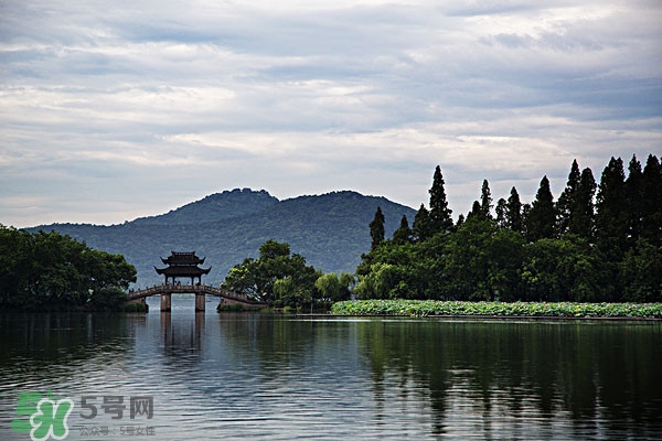 8月份去杭州穿什么？八月份去杭州穿什么衣服