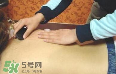 刮痧出現(xiàn)黑紫說明什么？感冒刮痧刮哪個部位