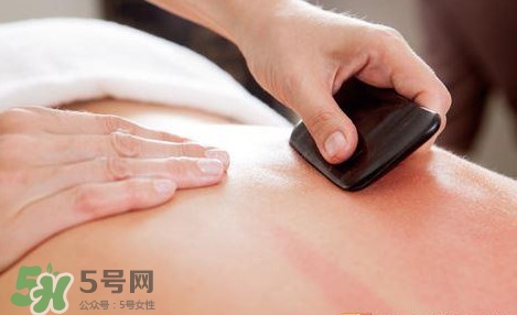 刮痧出現(xiàn)黑紫說明什么？感冒刮痧刮哪個部位