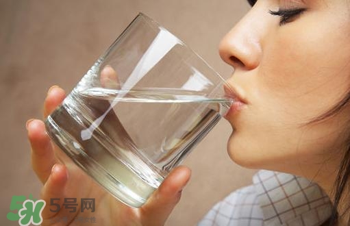 入伏喝什么水好？入伏喝熱水還是冷水？