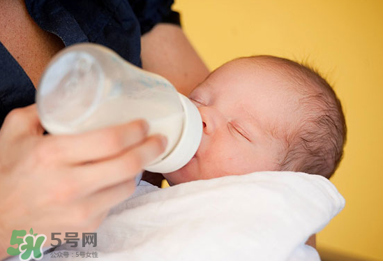 嬰兒吐奶和嘔吐的區(qū)別？怎么判斷嬰兒是吐奶還是嘔吐？