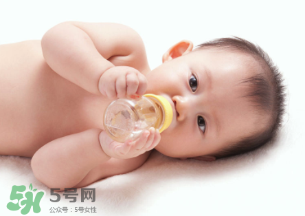 嬰兒吐奶和嘔吐的區(qū)別？怎么判斷嬰兒是吐奶還是嘔吐？