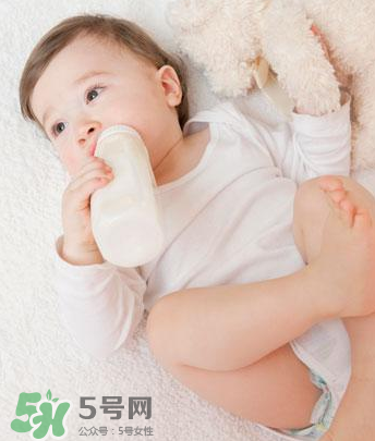 嬰兒吐奶和嘔吐的區(qū)別？怎么判斷嬰兒是吐奶還是嘔吐？