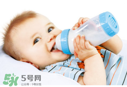 嬰兒吐奶和奶粉有關(guān)系嗎？嬰兒吐奶需要換奶粉嗎？