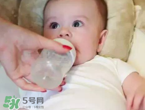 嬰兒吐奶有黃水怎么辦？嬰兒吐奶會吐黃水嗎？