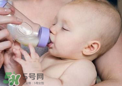 嬰兒吐奶有黃水怎么辦？嬰兒吐奶會吐黃水嗎？